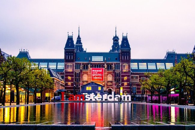 BUNLARI YEMEDEN DÖNMEK İSTEMEYECEKSİNİZ! İŞTE AMSTERDAM’IN EN MEŞHUR LEZZETLERİ